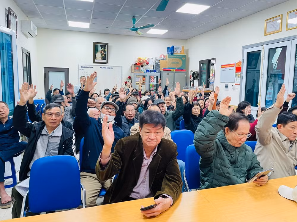 Dù nhiều đảng viên cao tuổi, nhưng tinh thần trách nhiệm với Đảng tại địa bàn 42 phường Giảng Võ không hề giảm sút. (Ảnh: ĐỖ BẢO)