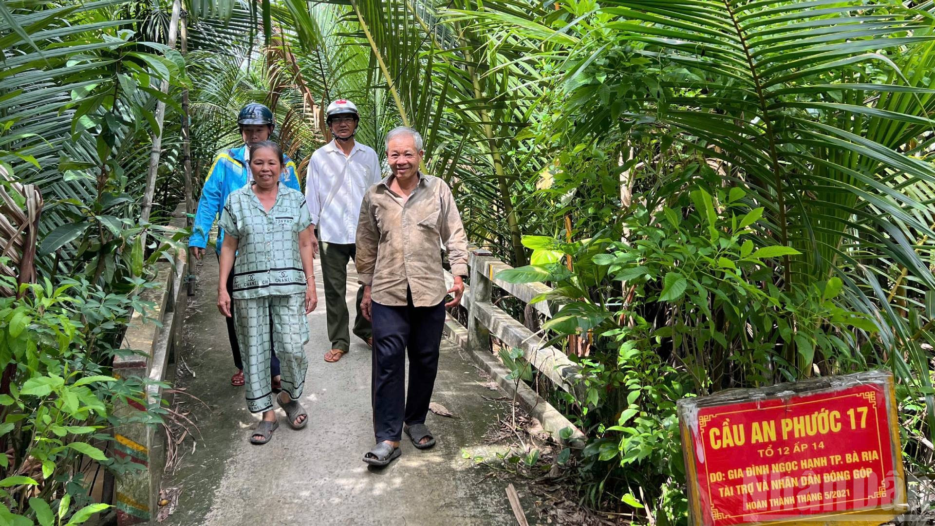 Người dân ấp Giồng Bà Mén (xã Tân Hào) hiến đất xây dựng cầu, đường giao thông nông thôn. (Ảnh: HOÀNG TRUNG) ndo_br_4-19.jpg