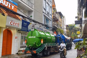 Trưa 6/8, Ban Quản lý Đường sắt đô thị Hà Nội đã dọn sạch phần bùn và nước bị trào lên tại ngõ Núi Trúc trong quá trình thi công.