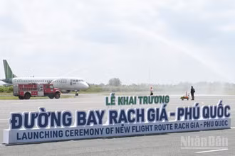 Hiện hệ thống Cảng hàng không Rạch Giá bao gồm đường băng dài 1.500m, rộng 30m; đường lăn nối 49,28m x 15m; sân đỗ máy bay 165,7m x 87,6m nên chỉ có thể tiếp nhận được máy bay có công suất nhỏ.