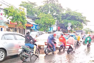 Quốc lộ 91 đoạn qua thành phố Cần Thơ thường xuyên bị ngập nước sau những trận mưa lớn. (ẢNH: Báo Nhân Dân)