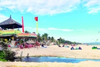 Từ đoạn resort Ca Ty Mui Ne đến Ngoc Bich Bungalow, những “ao” nước đọng lại do hệ thống thải nước của thành phố thoát ra, với từng mảng rêu xanh.