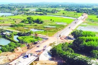 Vướng mặt bằng nên sau nhiều năm thi công, đến nay dự án đường ven biển Dung Quất-Sa Huỳnh vẫn còn dở dang.