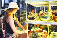  Khách du lịch tham quan tại làng gốm Thanh Hà, thành phố Đà Nẵng.