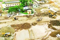 Công trường thi công cầu Tứ Liên. (Ảnh QUANG THÁI)