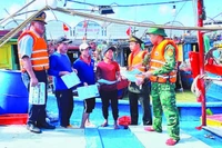 Lực lượng chức năng Quảng Trị tuyên truyền chống khai thác IUU cho ngư dân.