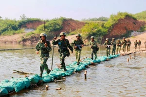 Sư đoàn 316 tham gia diễn tập vòng tổng hợp tại thao trường TB1 Bắc Giang. (Ảnh TUẤN ANH)