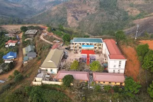 Có thêm 6 phòng học mới thì hàng trăm học sinh ở xã biên giới Mường Toong có điều kiện học tập tốt hơn. 