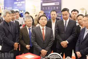 Phó Thủ tướng Chính phủ Nguyễn Văn Thắng cùng đại biểu tham quan các mô hình công nghệ tại Tuần lễ.