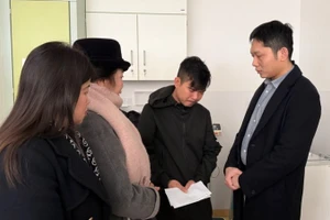 Tham tán Vũ Sơn Tùng (ngoài cùng, bên phải) thăm hỏi và động viên anh Nguyễn Hồng K. (Ảnh: Thu Hằng/TTXVN)