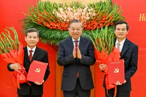 Tổng Bí thư Tô Lâm trao Quyết định của Bộ Chính trị và tặng hoa chúc mừng đồng chí Lê Minh Trí và Đoàn Minh Huấn. (Ảnh: DUY LINH)