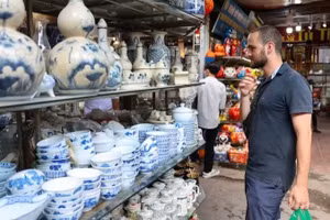 Khách du lịch nước ngoài tham quan làng gốm Bát Tràng (Hà Nội). (Ảnh: ĐĂNG ANH)