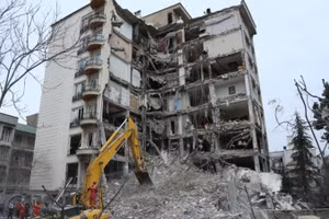 Tòa nhà bị phá hủy sau cuộc không kích tại Tehran, Iran, ngày 23/3/2026. (Ảnh: THX/TTXVN)