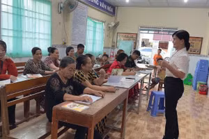 Quang cảnh lớp học xóa mù chữ tại Nhà văn hóa Ấp 7, xã Cái Đôi Vàm.