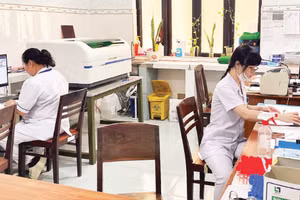Trung tâm y tế Quân dân y đặc khu Phú Quý chỉ có duy nhất một máy xét nghiệm máu.