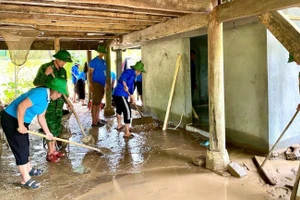 Chi đoàn Đồn Biên phòng Tri Lễ, Hội Liên hiệp Phụ nữ xã Tri Lễ, Nghệ An và Đội sinh viên tình nguyện 2518 Trường Đại học Vinh đến các điểm bị ảnh hưởng bởi lũ lụt hỗ trợ bà con nhân dân sớm ổn định cuộc sống. (Ảnh: Mặt trận Tổ quốc Việt Nam tỉnh Nghệ An)