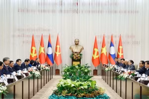 Tổng Bí thư Tô Lâm và Tổng Bí thư, Chủ tịch nước Lào Thongloun Sisoulith đồng chủ trì Cuộc gặp cấp cao giữa Đảng Cộng sản Việt Nam và Đảng Nhân dân Cách mạng Lào. (Ảnh: Thống Nhất/TTXVN)