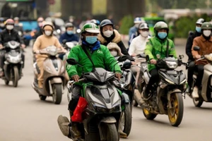 Người dân tham gia giao thông trên đường phố Hà Nội. (Ảnh: Duy Linh)