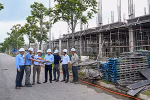 Lãnh đạo xã Quang Minh kiểm tra tiến độ thi công tại Dự án khu đô thị CEOHomes Hana Garden - một trong những dự án được tái khởi động sau gần 20 năm. (Ảnh: DUY LINH)