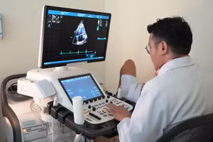Đội ngũ bác sĩ Thiện Nhân Quảng Ngãi kiểm tra sức khỏe cho ngư dân, thuyền viên trước mỗi chuyến biển dài ngày.