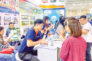 Du khách tham quan, mua sắm dịch vụ tại Hội chợ VITM Hà Nội 2025. (Ảnh: HẢI NAM)