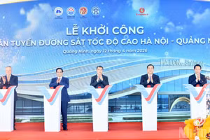 Thủ tướng Chính phủ Lê Minh Hưng và các đồng chí lãnh đạo, nguyên lãnh đạo Đảng, Nhà nước thực hiện nghi thức khởi công Dự án Tuyến đường sắt tốc độ cao Hà Nội-Quảng Ninh. (Ảnh: Thanh Giang)