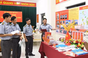 Ban giám khảo chấm thi phần xếp sách nghệ thuật.