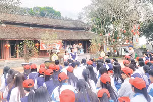 Học sinh tìm hiểu tại Văn Miếu Mao Điền (thành phố Hải Phòng).