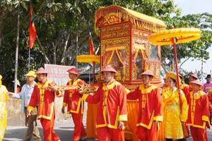 Đoàn rước kiệu bà đi vòng quanh thôn xóm.