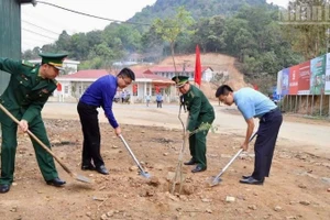 Cán bộ xã và Đồn Biên phòng Phiêng Pằn, tỉnh Sơn La tham gia trồng cây dọc hai bên đường khu trung tâm xã.