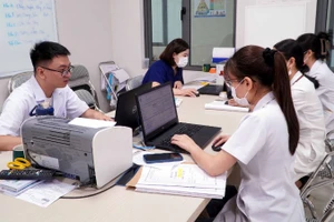 Ứng dụng bệnh án điện tử giúp bác sĩ tìm kiếm thông tin của người bệnh nhanh chóng, chính xác, tiết kiệm thời gian. (Ảnh TTXVN)