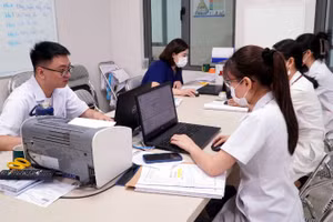 Ứng dụng bệnh án điện tử giúp bác sĩ tìm kiếm thông tin của người bệnh nhanh chóng, chính xác, tiết kiệm thời gian. (Ảnh TTXVN)