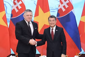 Thủ tướng Lê Minh Hưng và Thủ tướng nước Cộng hòa Slovakia Robert Fico. (Ảnh TRẦN HẢI)