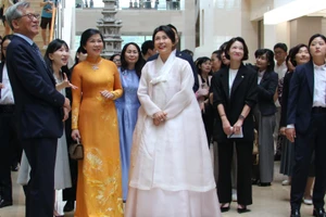 Bà Ngô Phương Ly, Phu nhân Tổng Bí thư Tô Lâm cùng bà Kim Hye Kyung, Phu nhân Tổng thống Hàn Quốc tham quan Bảo tàng Quốc gia Hàn Quốc. (Ảnh: ĐỨC THẮNG/TTXVN)