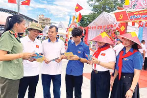 Trung tá Hoàng Thị Hiền, Chi hội trưởng Chi hội phụ nữ Công an phường Uông Bí, tỉnh Quảng Ninh tích cực tham mưu, tổ chức nhiều hoạt động giáo dục pháp luật trên địa bàn.