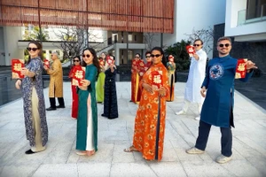 Đại sứ Hà Lan cùng màn vũ đạo chúc Tết "Mã đáo thành công"