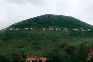 Dòng chữ "Bác Hồ sống mãi" trên núi Nhón được tôn tạo bằng vôi trắng từ những năm trước đây.