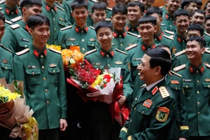 Đại tướng Phan Văn Giang trò chuyện, động viên các chiến sĩ chuẩn bị xuất ngũ. (Ảnh: Cổng thông tin điện tử Bộ Quốc phòng)