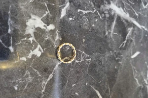 Chiếc nhẫn vàng tây hành khách đánh rơi trên tàu.