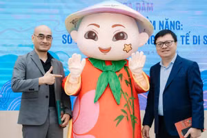 Ủy viên Trung ương Đảng, Tổng Biên tập Báo Nhân Dân, Phó Trưởng Ban Tuyên giáo và Dân vận Trung ương, Chủ tịch Hội Nhà báo Việt Nam Lê Quốc Minh cùng ông Đào Trọng Huy, Chủ tịch Tập đoàn AnnGroup chụp ảnh lưu niệm cùng bản demo mascot Anh Tre tại tọa đàm “Khơi dậy tiềm năng: Sở hữu trí tuệ trong kinh tế di sản” trong chuỗi sự kiện mừng Ngày Sở hữu trí tuệ 2026.