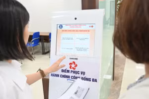 Cán bộ hướng dẫn người dân làm thủ tục hành chính tại Điểm phục vụ hành chính công phường Đống Đa (Thành phố Hà Nội). (Ảnh: THẾ ĐẠI)