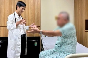 Bác sĩ thăm khám cho bệnh nhân H. (Ảnh: Bệnh viện cung cấp).