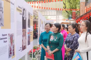 Khách tham quan triển lãm “Nét đẹp phụ nữ Việt Nam và Belarus” tại Đường sách Thành phố Hồ Chí Minh. (Ảnh: VÕ MẠNH HẢO)