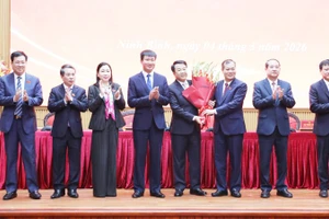 Các đồng chí Thường trực Tỉnh ủy, lãnh đạo Hội đồng nhân dân tỉnh tặng hoa chúc mừng ông Nguyễn Thanh Bình được bầu giữ chức Chủ tịch Ủy ban nhân dân tỉnh Ninh Bình.