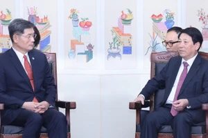 Chủ tịch nước Lương Cường tiếp Chủ tịch Quỹ Giao lưu quốc tế Hàn Quốc (KF) Kim Ghee Whan. (Ảnh: TTXVN)