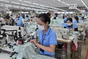 May quần áo xuất khẩu tại Nhà máy may Hòa Thị, tỉnh Quảng Ngãi. (Ảnh: MINH KHÔI)