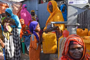 Một bé gái đang lấy nước tại một trại người tị nạn nội địa (IDP) ở Mogadishu, thủ đô Somalia, năm 2017. (Ảnh: Xinhuanet)