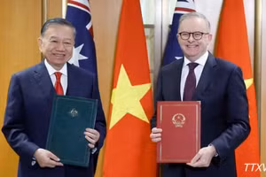 Tổng Bí thư, Chủ tịch nước Tô Lâm và Thủ tướng Australia Anthony Albanese trao Tuyên bố chung. (Ảnh: TTXVN)