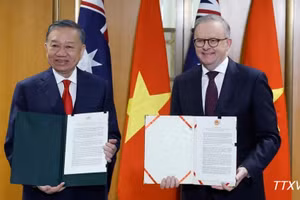Tổng Bí thư, Chủ tịch nước Tô Lâm và Thủ tướng Australia Anthony Albanese trao Tuyên bố chung. (Ảnh: TTXVN)