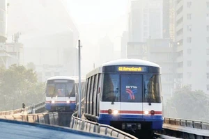 Bụi mịn bao phủ thủ đô Bangkok của Thái Lan. (Ảnh KHAOSOD)